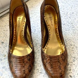 BCBGirls Snakeskin Round Toe Pumps Size 7.5